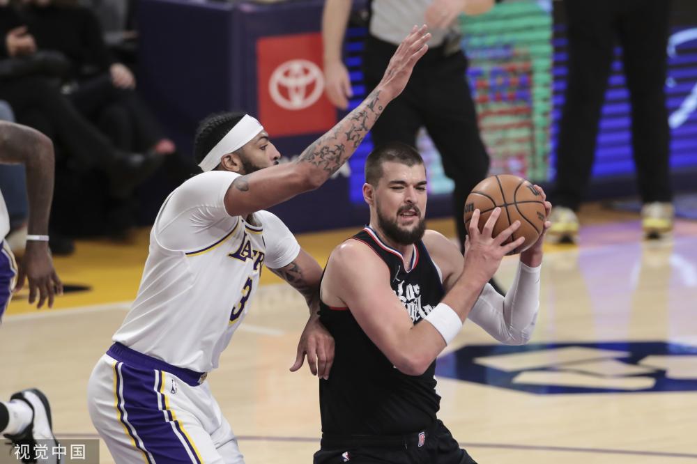 崭露头角的 崭露头角的